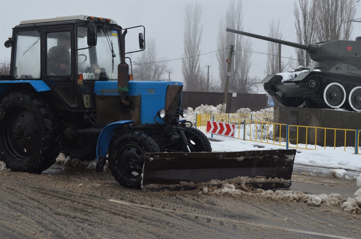 Один трактор розчищав дорогу у мікрорайоні Лобанівки