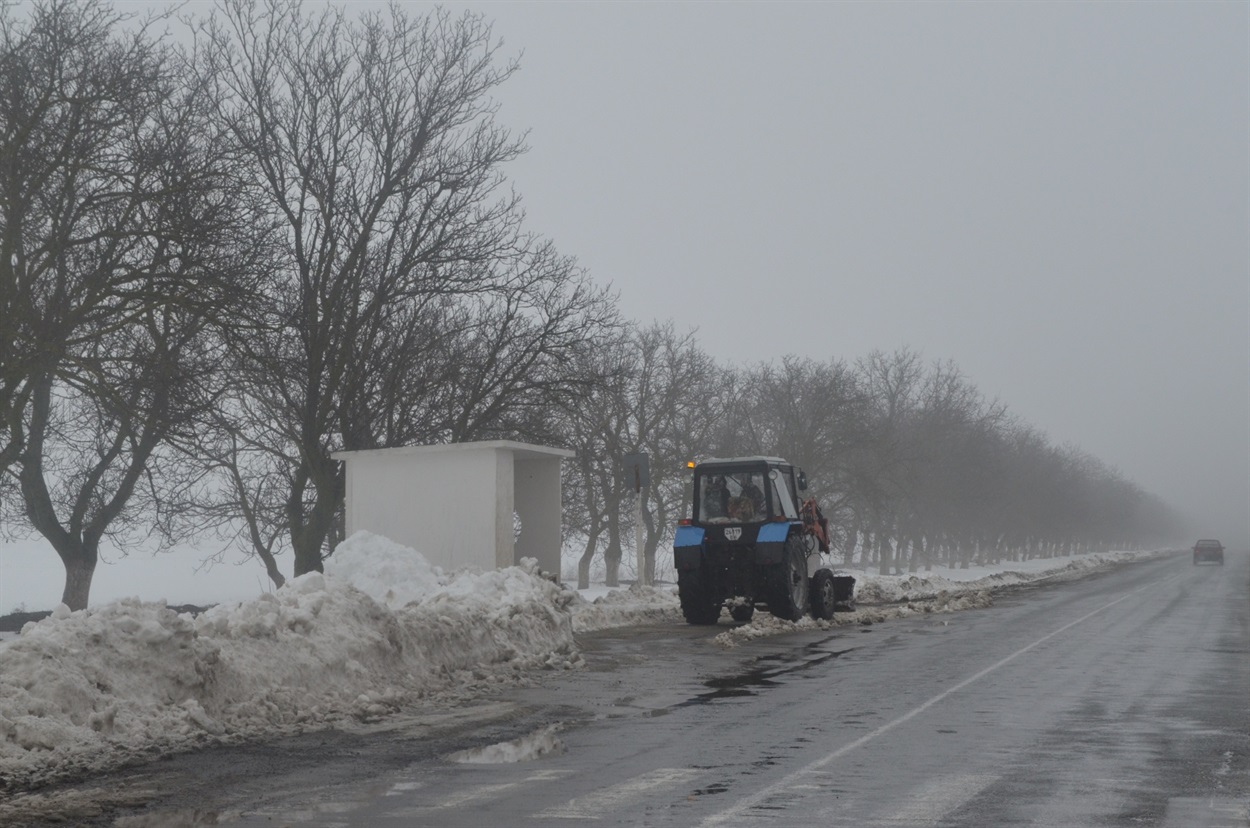Ще один трактор - звільняв від снігу зупинки 