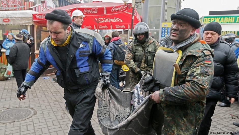 Демонстранти виносять вбитого пострілом снайпера. 20 лютого, Майдан Незалежності