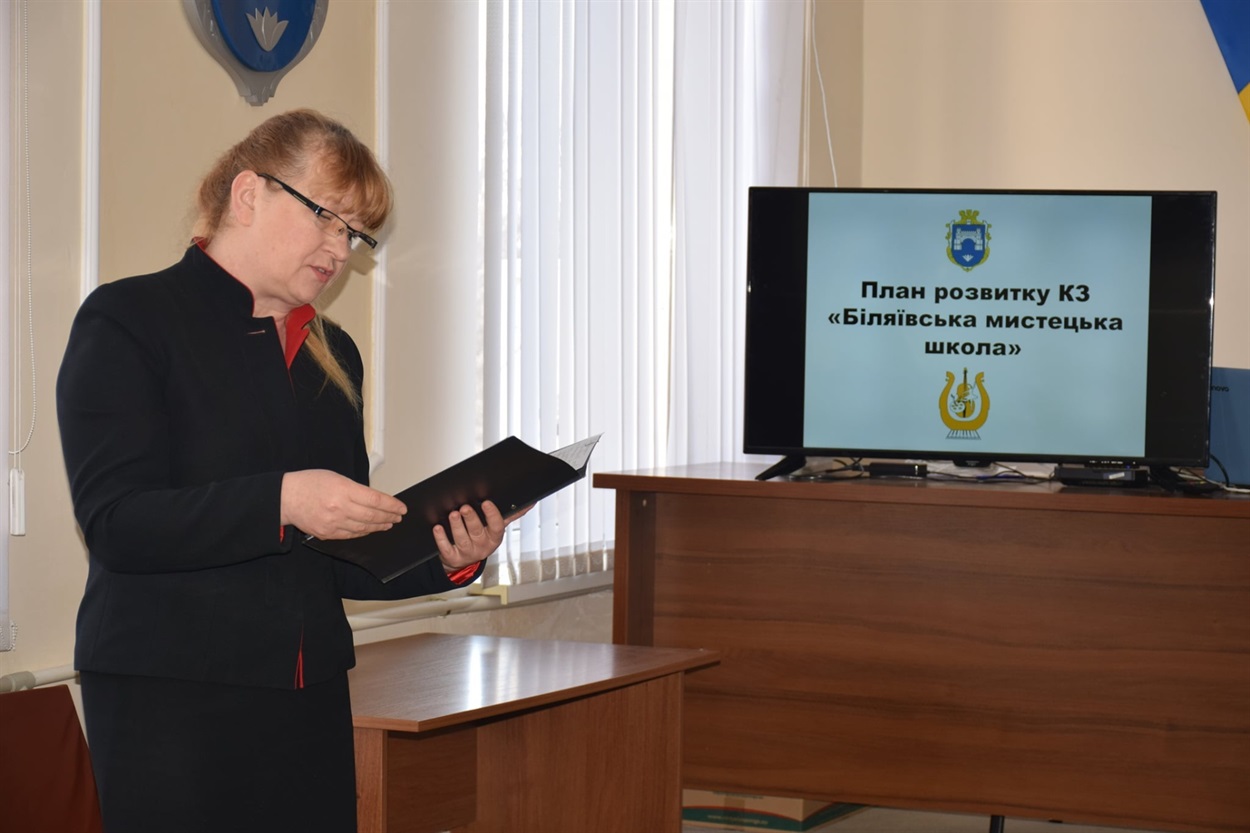 Антоніна Дмитрієвська під час конкурсу презентує програму розвитку школи