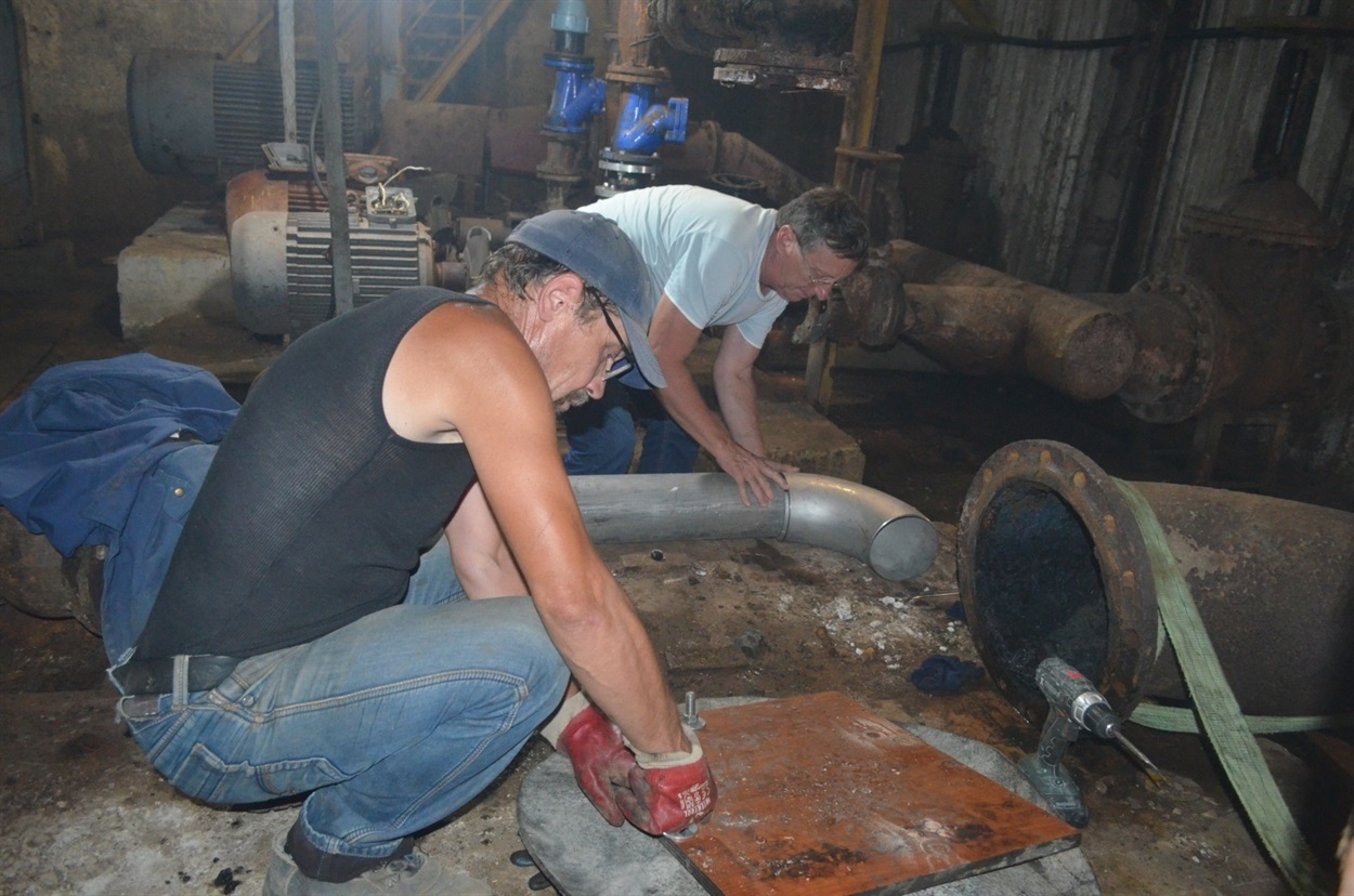 У процесі експрес-заміни труби. За цю роботу в такому форматі не бралися навіть досвідчені підрядники