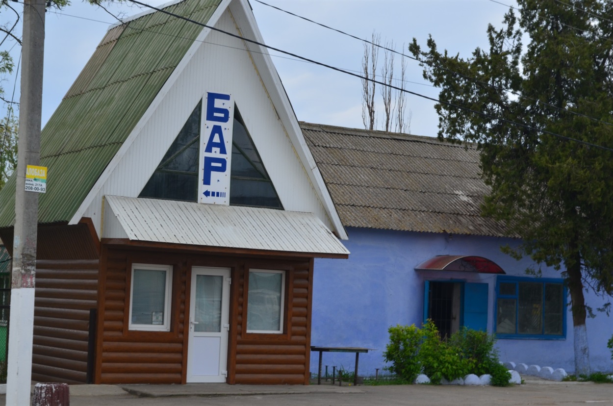 Деякі заклади місцеві підприємці вже привели до ладу