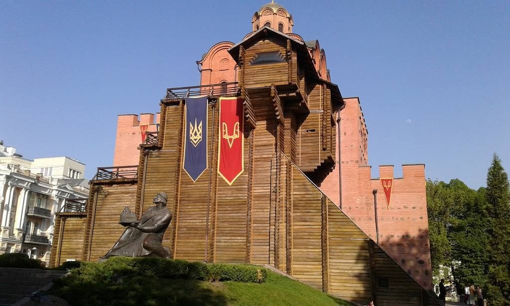Золоті ворота та пам’ятник Ярославу
