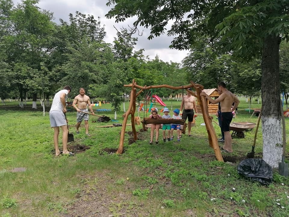 Під час будівництва гойдалки у парку