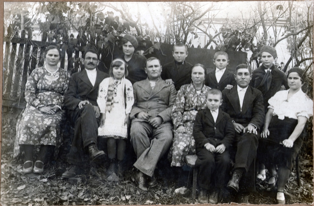 Це фото прихожан Свято-Успенської Церкви 1933 року.