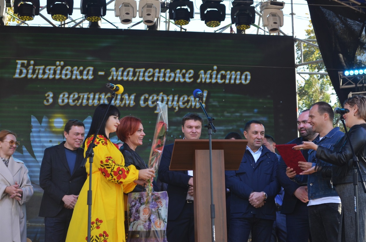 Нагороду отримує Людмила Нікітіна