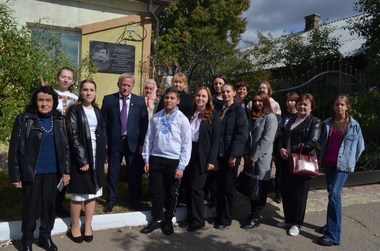 Учні та колектив Біляївської школи мистецтв під час відкриття Меморіальної дошки 