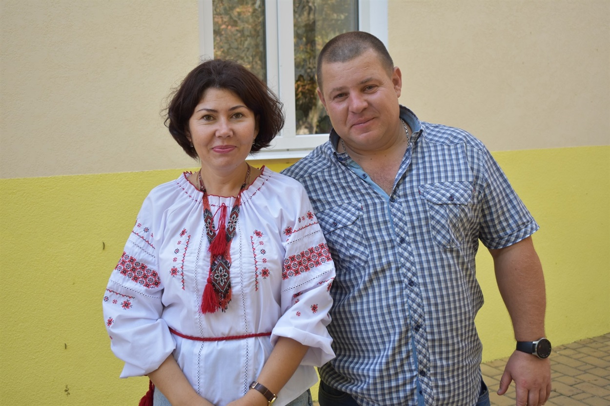 Директорка Біляївської школи №3 Ольга Тьоса, представник піклувальної ради, депутат Біляївської міської ради Aндрій Крачков 