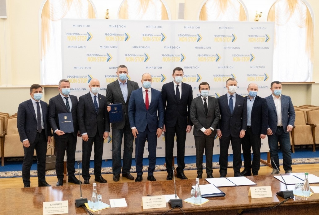 Від міських голів його підписали мер Житомира Сергій Сухомлин, очільник Києва Віталій Кличко, міський голова Одеси Геннадій Труханов, мер Бучі Анатолій Федорук. За допомогою відеозв'язку на заході були присутні мер Дніпра Борис Філатов, очільник Львова Андрій Садовий та мер Маріуполя Вадим Бойченко.