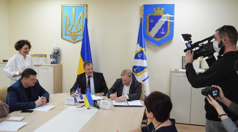 Разом з мером Южного та Чорноморська Біляївська міська рада відстояла право на ґуртовий тариф на продаж води. Якби його не було, водопостачальна компанія могла б продавати воду за тарифом для одеситів, плюс обслуговування, вода була б золотою