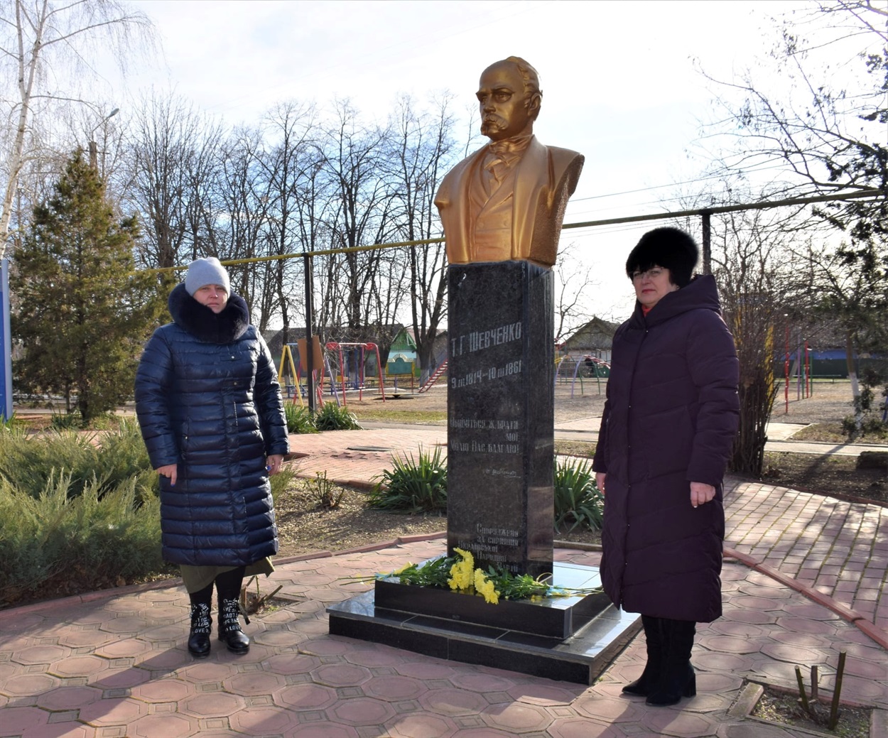 Квіти до пам'ятника Т.Г.Шевченко поклали секретар Біляївської міської ради Людмила Борисенко та фахівчиня міської ради Вероніка Рогачко