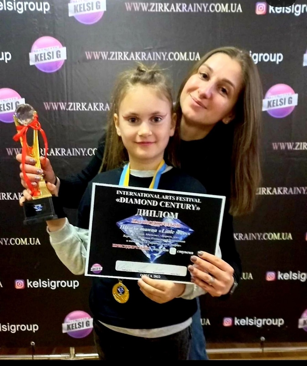 Тренер "Little stars" Катерина Норенко разом з учасницею колективу