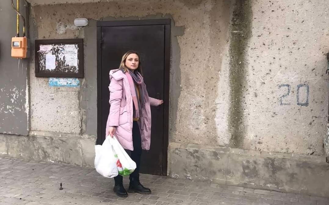 Фахівець центру Ірина Бакал розвозить соціальну допомогу за адресами