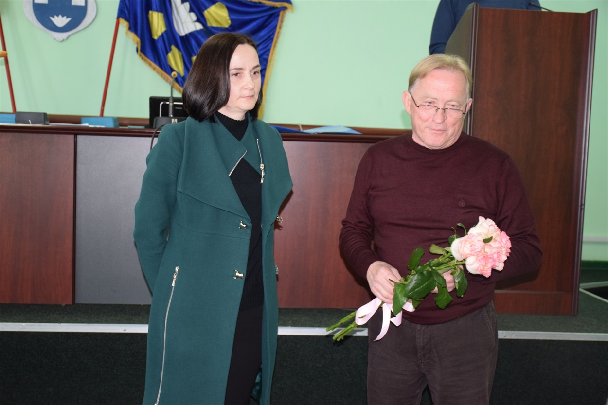 Міський голова Михайло Бухтіяров вітає з призначенням Олену Кравченко
