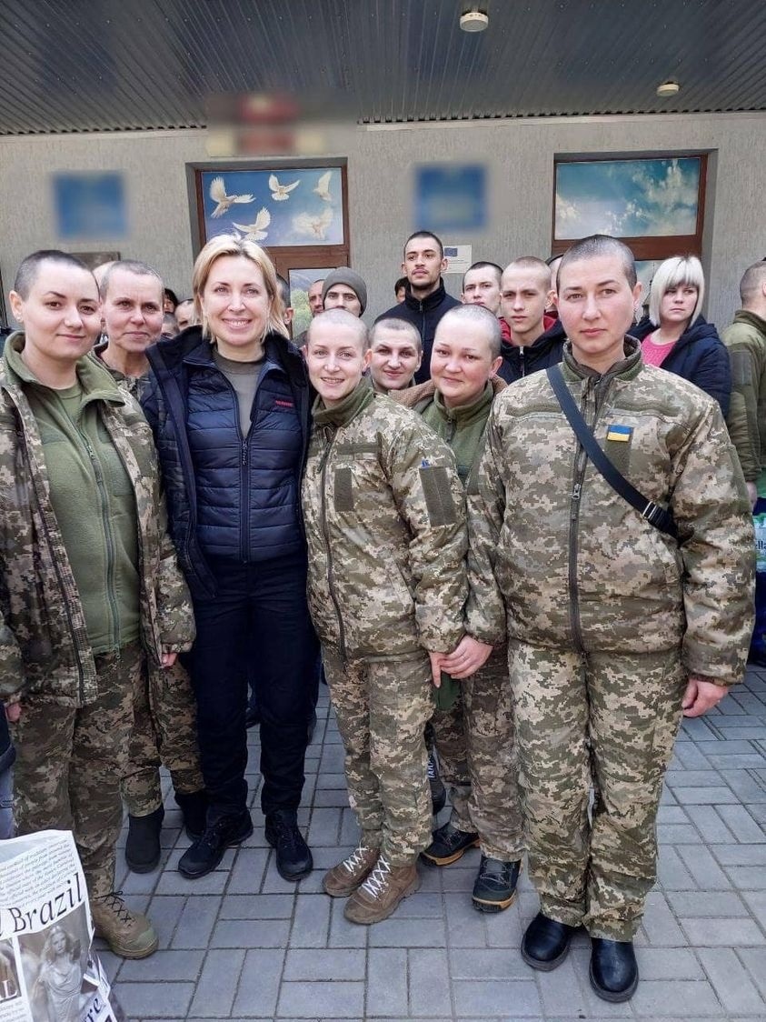 Українські військові після звільнення з російського полону