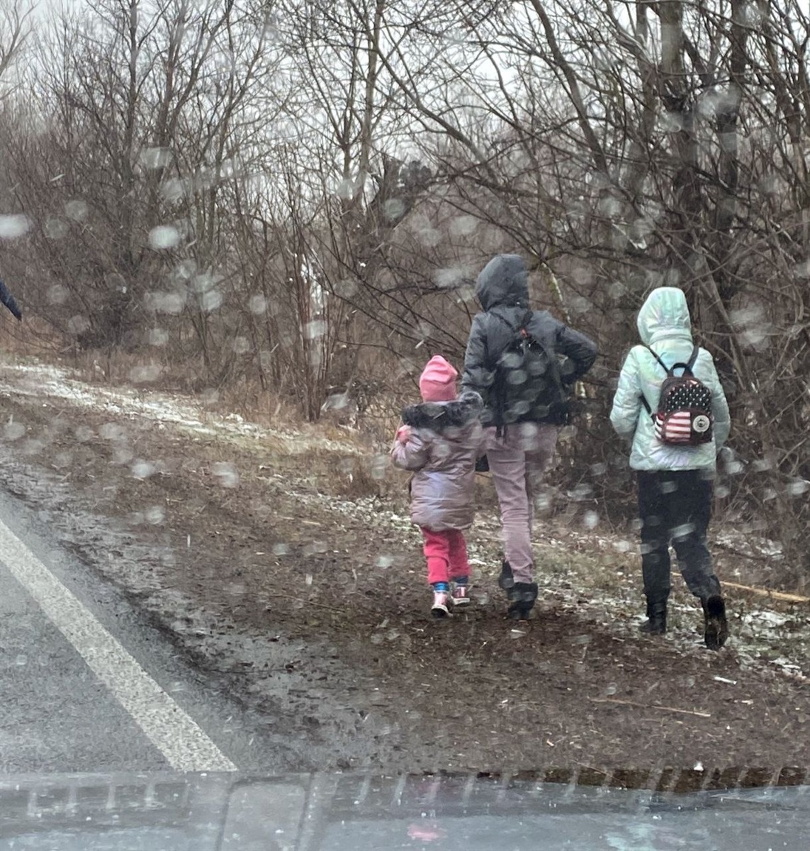 На кордоні - багато жінок з дітьми, які також рятувались від небезпеки