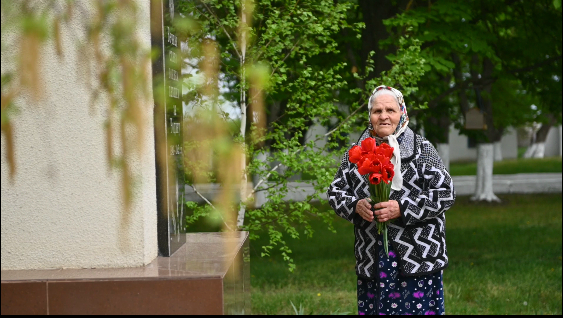 Жінка щороку 9-го травня вшанує усіх, хто наближав День Перемоги, відстоював мир тоді і тих, хто робить це сьогодні, починаючи з 2014 року