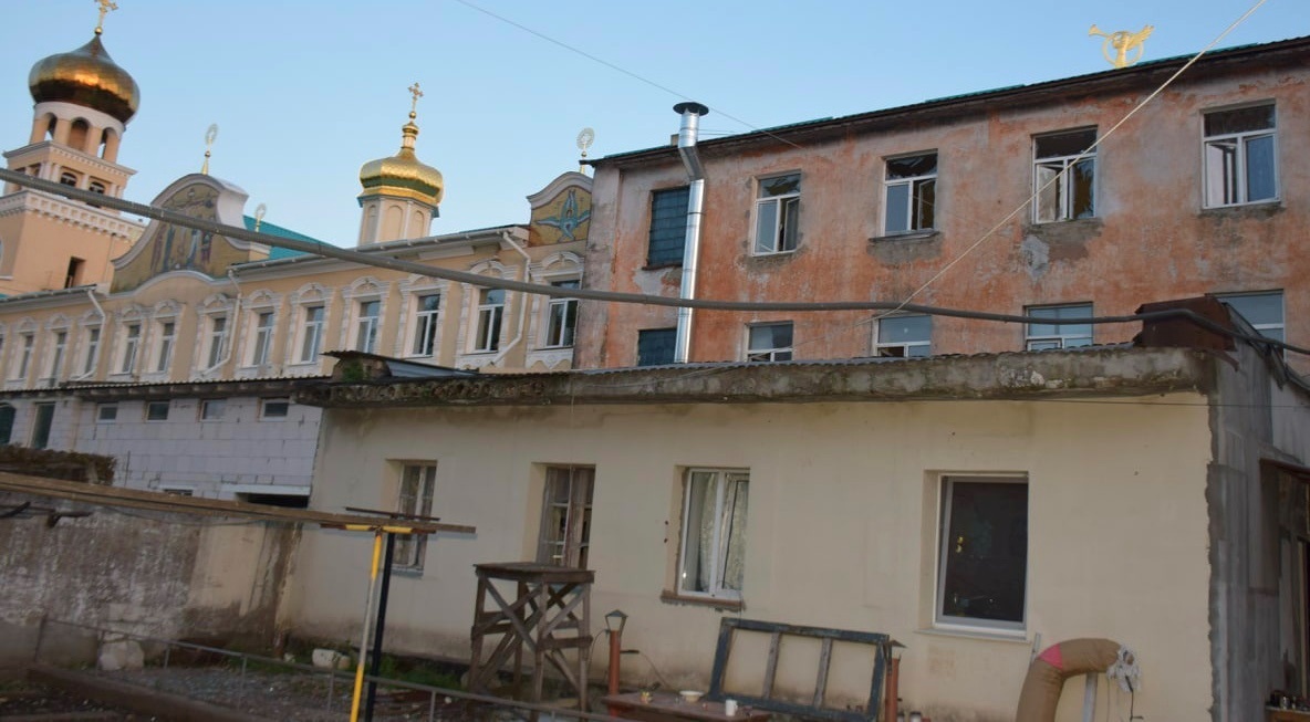 Поряд з гуртожитком знаходиться церква, в якій від удару було знесено дах