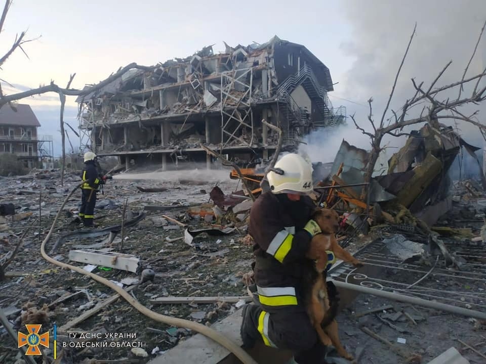 Внаслідок ракетної атаки руйнацій зазнати 5 туристичних об'єктів. З-під завалів вдалося дістати собаку