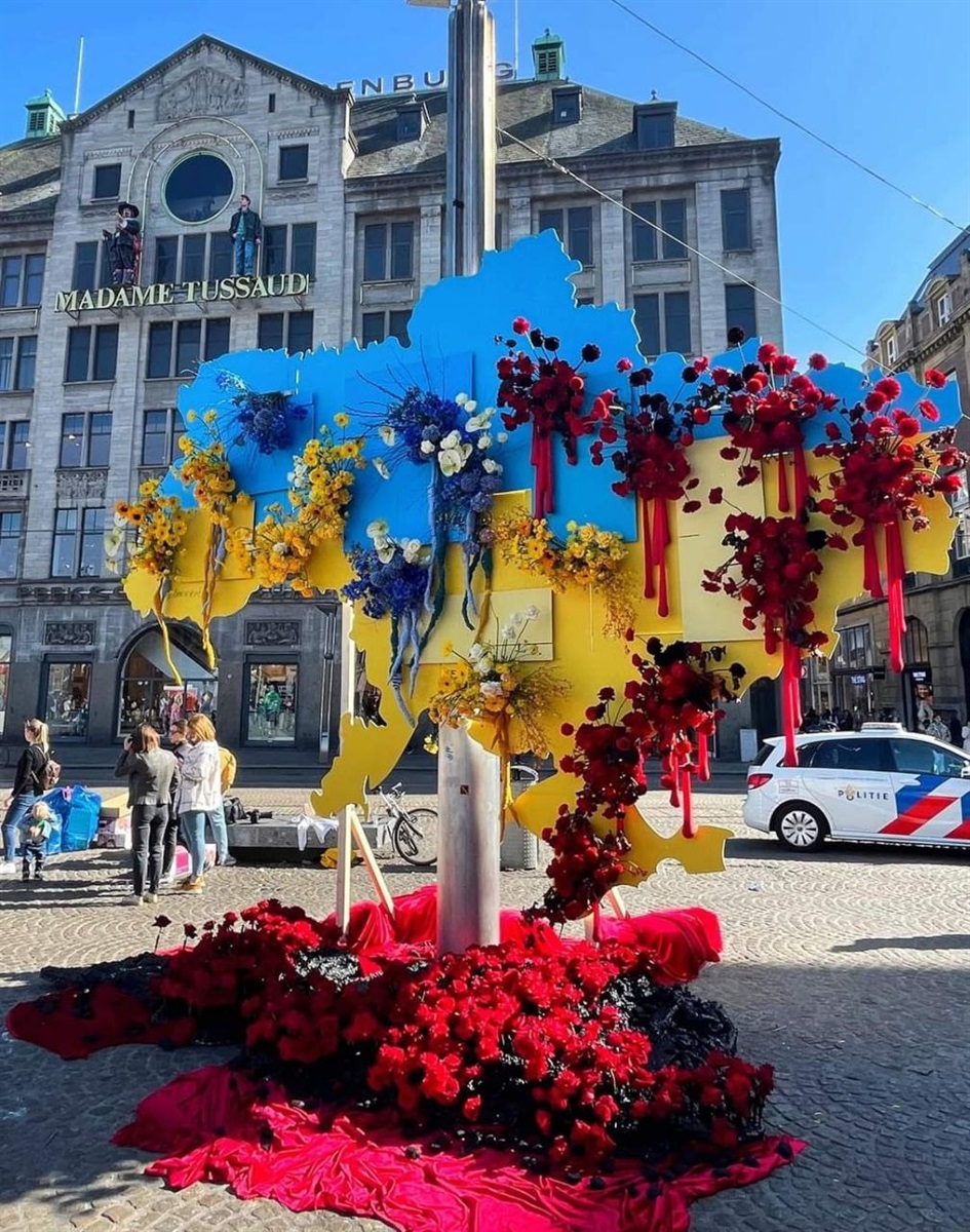 Інсталяція, яка присвячена Україні. 9 травня, 2022 рік, Амстердам