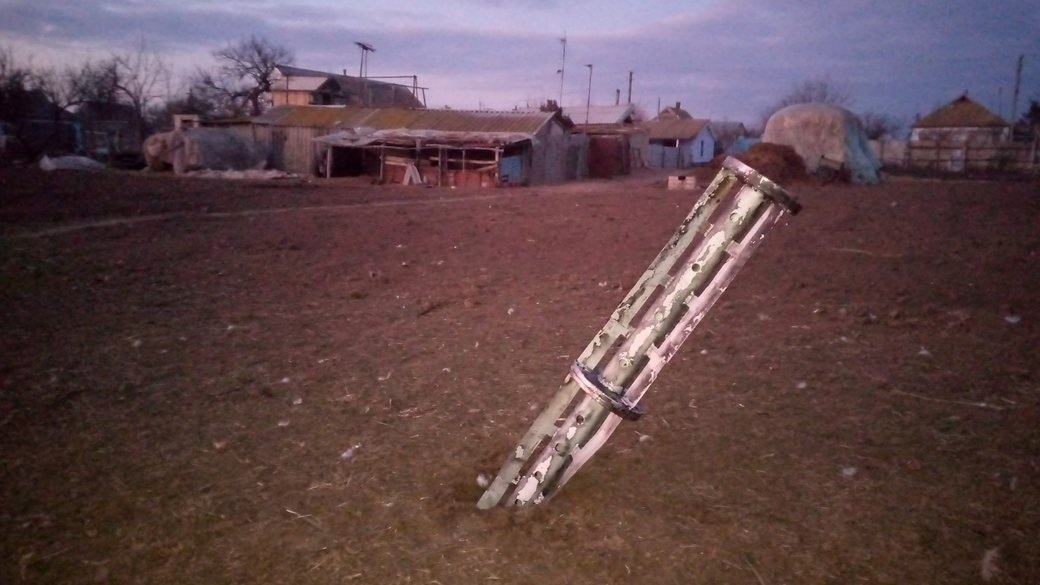 Одна з ракет, яку випустив ворог на селище 