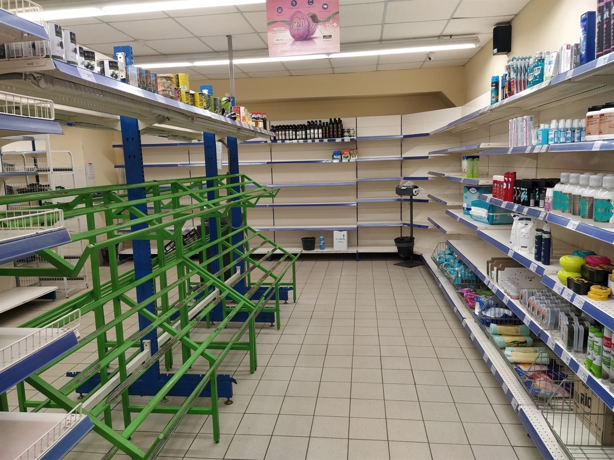 Полиці в магазинах практично одразу стали пустими