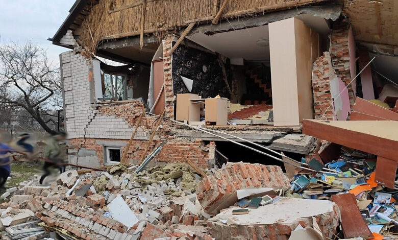 На фото розбомблений будинок родини медиків у Ніжині, у подвірї від снаряду утворилася гігантська вирва