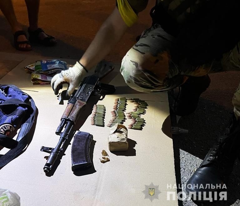 Поліцейські провели комплекс оперативних заходів та задокументовали факт продажу фігурантами автомата Калашникова, магазину до нього, патронів калібру 5,45, гранат РГД-5 та Ф-1.
