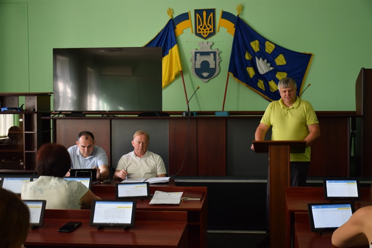 Микола Чорний доповідає під час виконкому