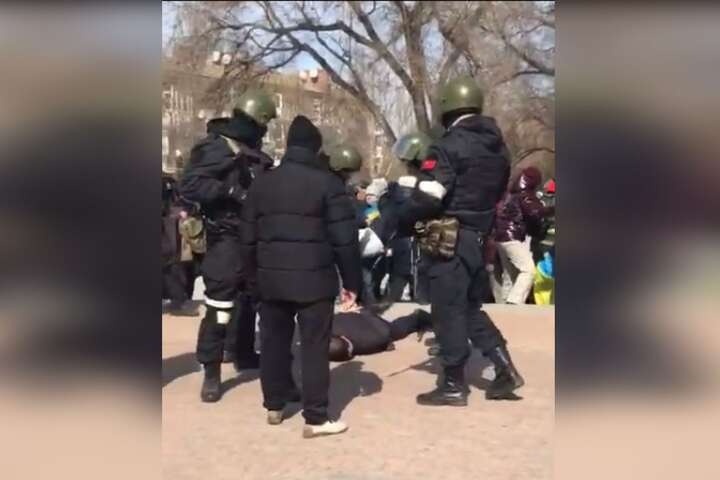 Мирних людей побили та намагалися залякати
скріншот з відео Повний текст читайте тут: https://glavcom.ua/video/u-berdyansku-rashisti-zastosuvali-sili-proti-mirnogo-naselennya-video-831434.html
