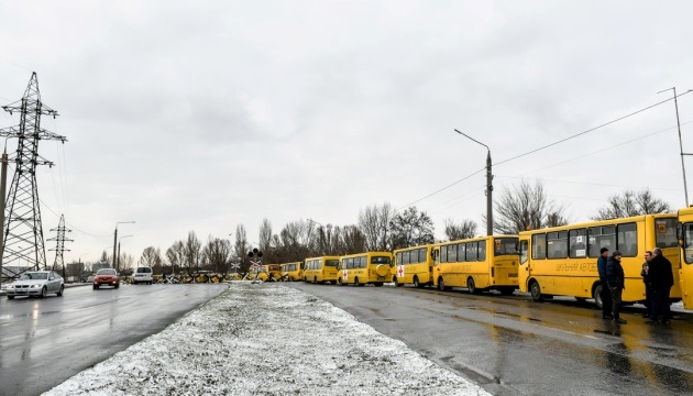 Біля окупованого Бердянська стоять десятки автобусів для евакуації, з продуктами та медикаментами. Окупанти не впустили їх 
