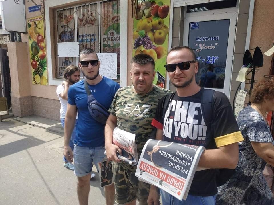 В центрі Олег Буховець