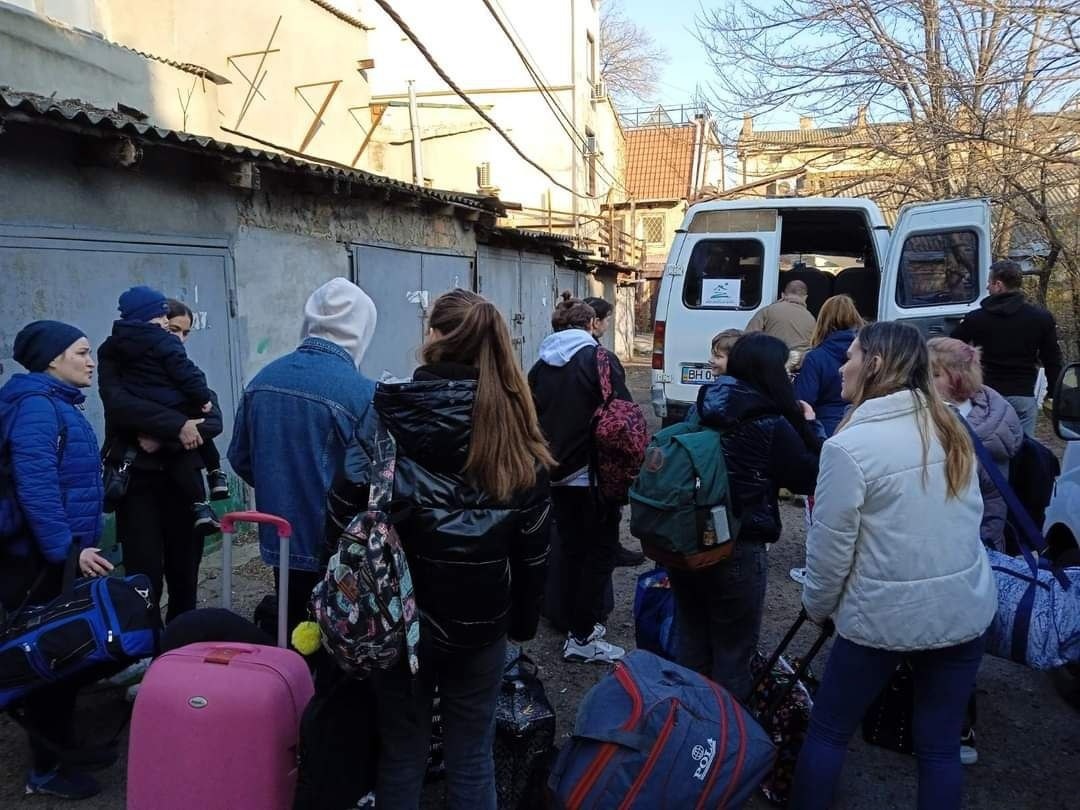 Співробітники фонду доставляють на власному транспорті переселенців до кордонів