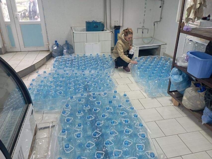 Вода зі свердловини, яку доставляють захисникам і до Миколаєва