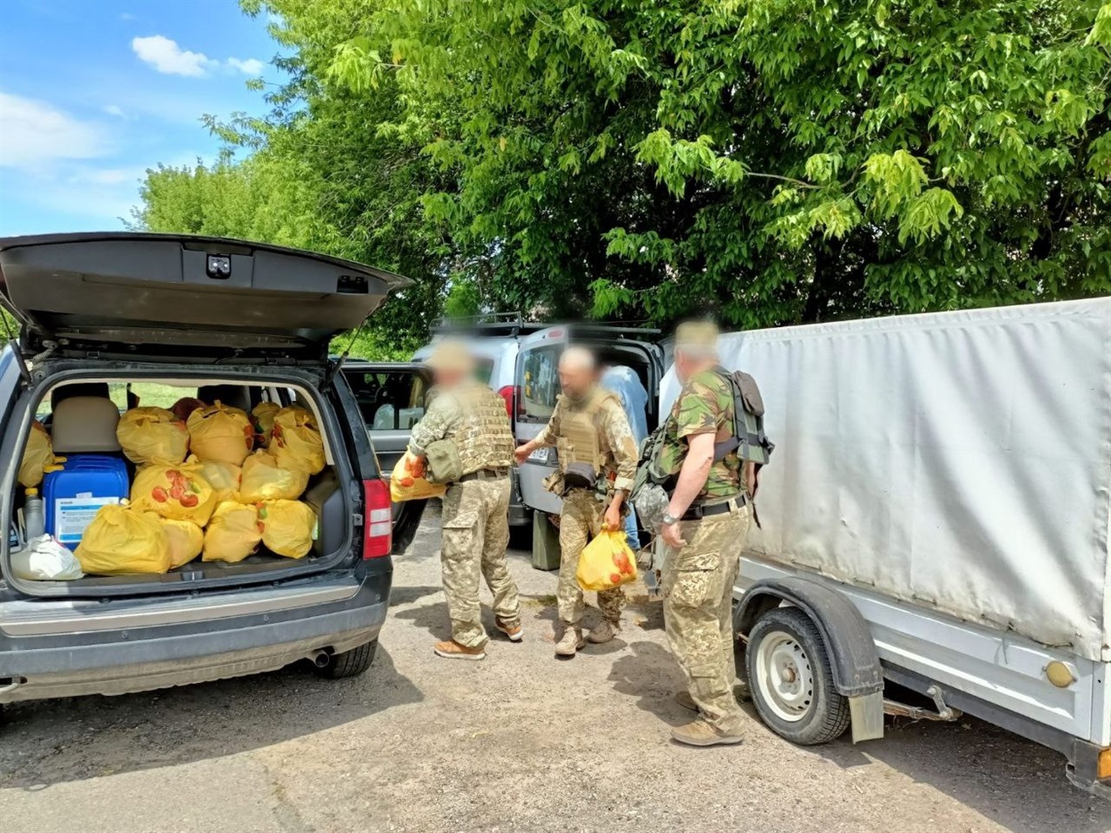 Допомога від військових у доставці гуманітарного вантажу
