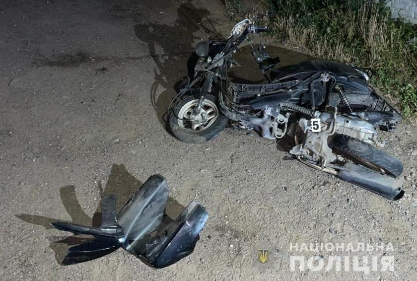 Фото з місця аварії, мопед загиблого водія