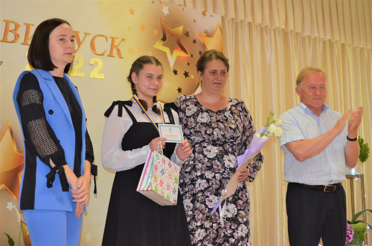 Під час вручення свідоцтв і медалей випускникам і подяк батькам у Біляївській ЗОШ№1