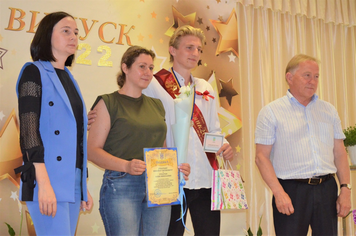 Під час вручення свідоцтв і медалей випускникам у Біляївській ЗОШ№1