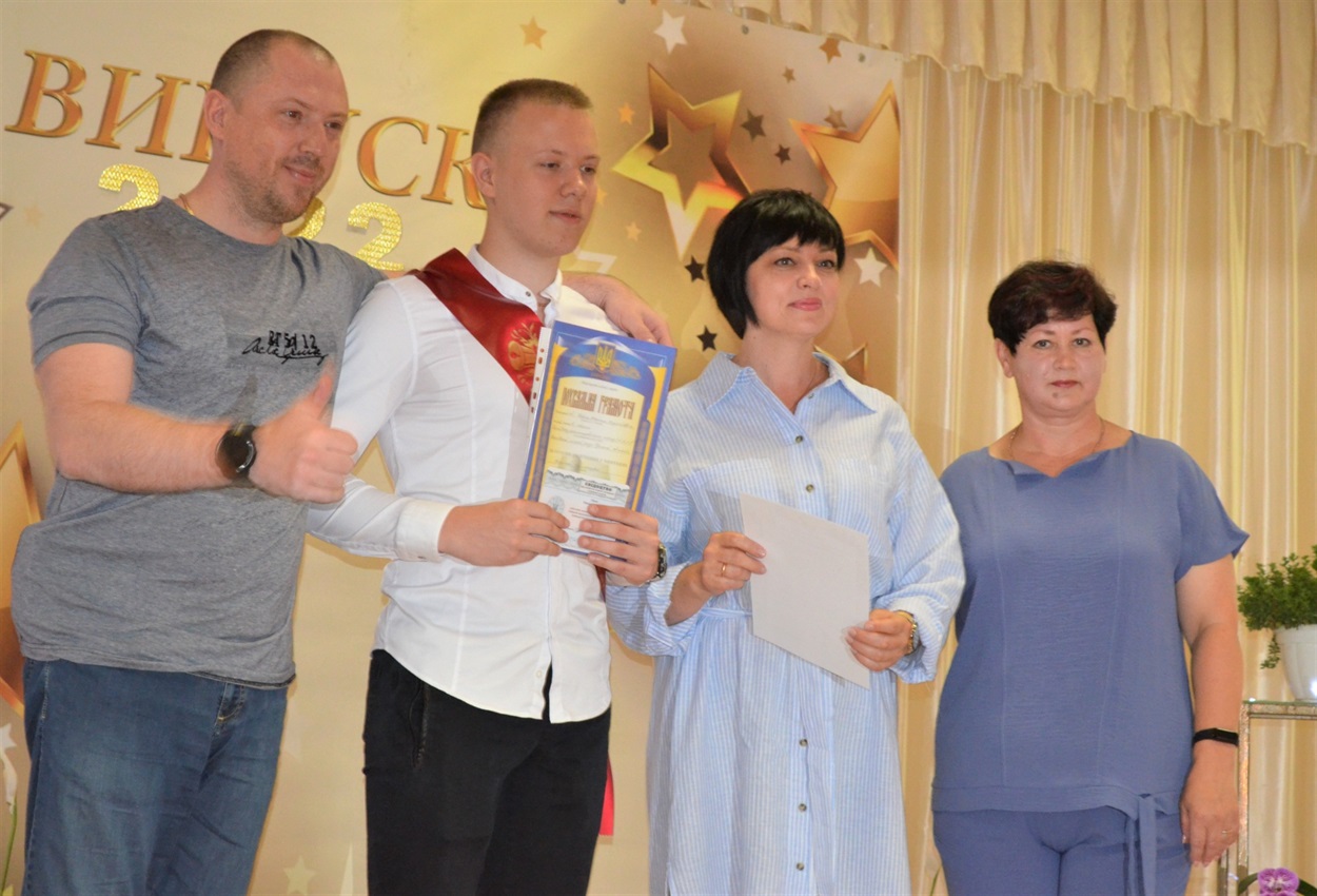Під час вручення свідоцтв випускникам і подяк батькам у Біляївській ЗОШ№1