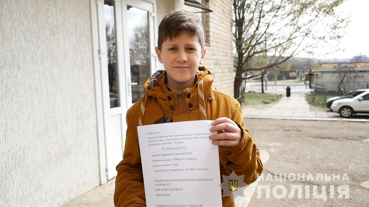 11-річний Максим з Покровська купив і передав до української армії 22 бронежилети, 5 розгрузок, тепловізор і пристрій нічного бачення. 