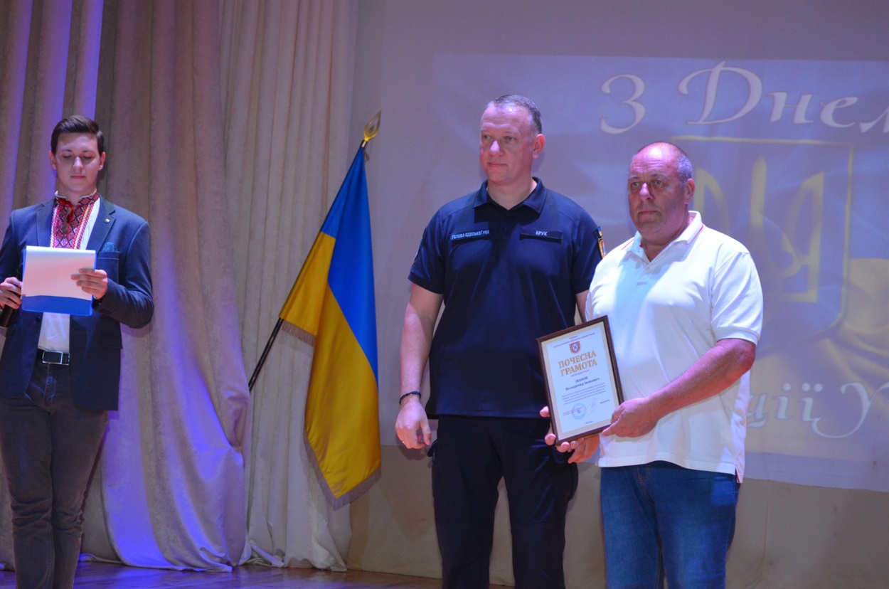 Під час церемонії до Дня Конституції, Біляївка. Голова районної військової адміністрації Юрій Крук нагороджує Володимира Іванова 