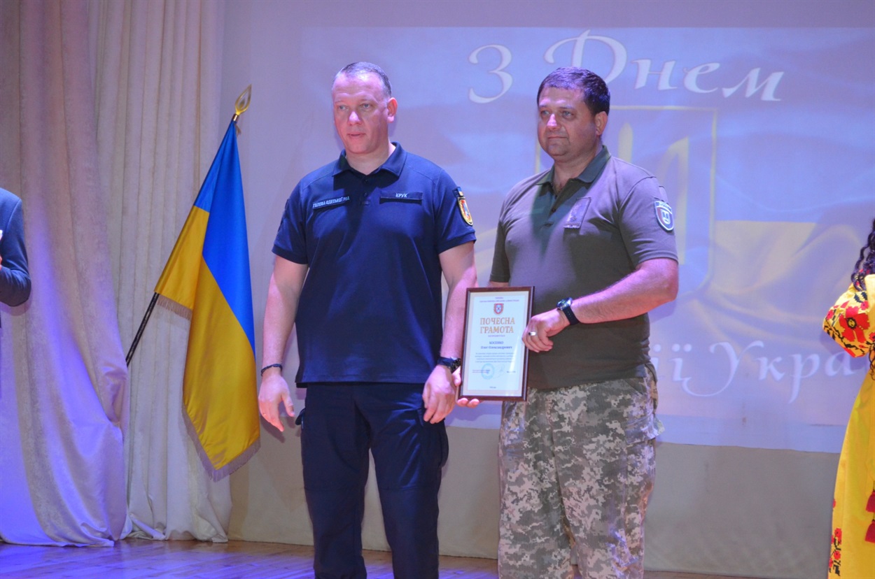 Під час церемонії до Дня Конституції, Біляївка. Голова районної військової адміністрації Юрій Крук нагороджує Олега Косенка 
