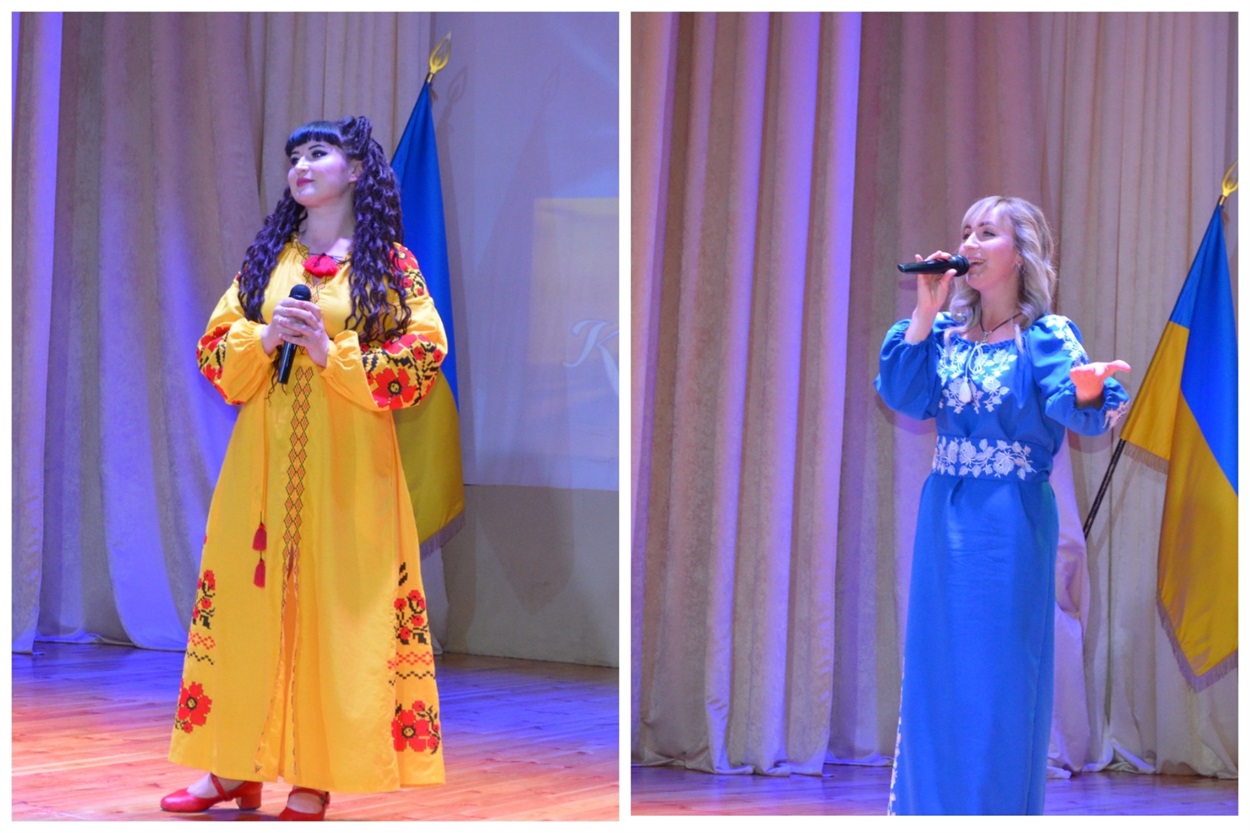 Під час церемонії до Дня конституції у Біляївці. Співають Людмила Шумлянська та Олена Руденко