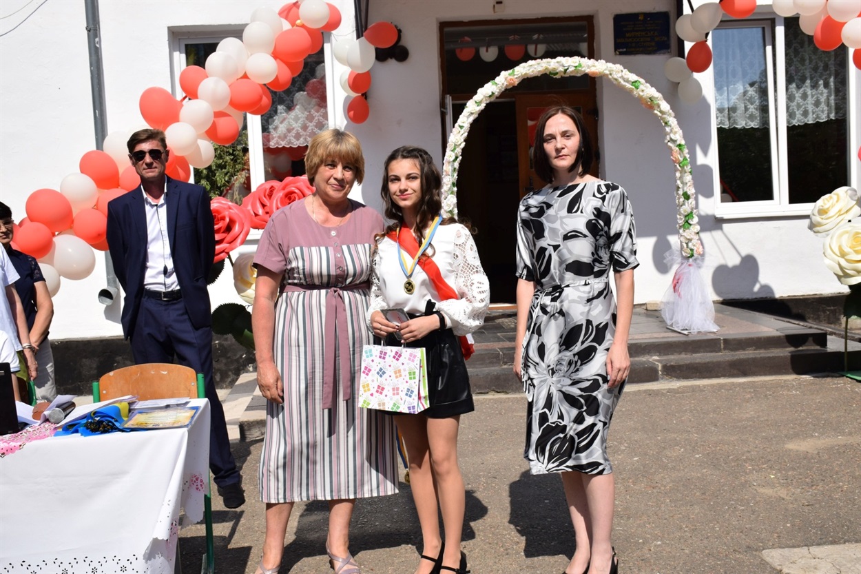Мирненська ЗОШ вручення свідоцтва та медалі 