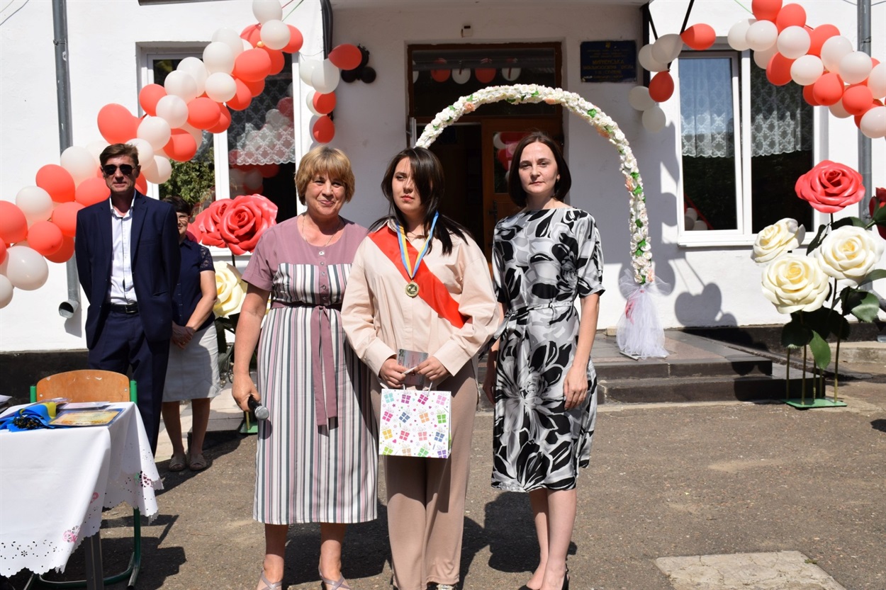 Мирненська ЗОШ, вручення свідоцтв та медалей