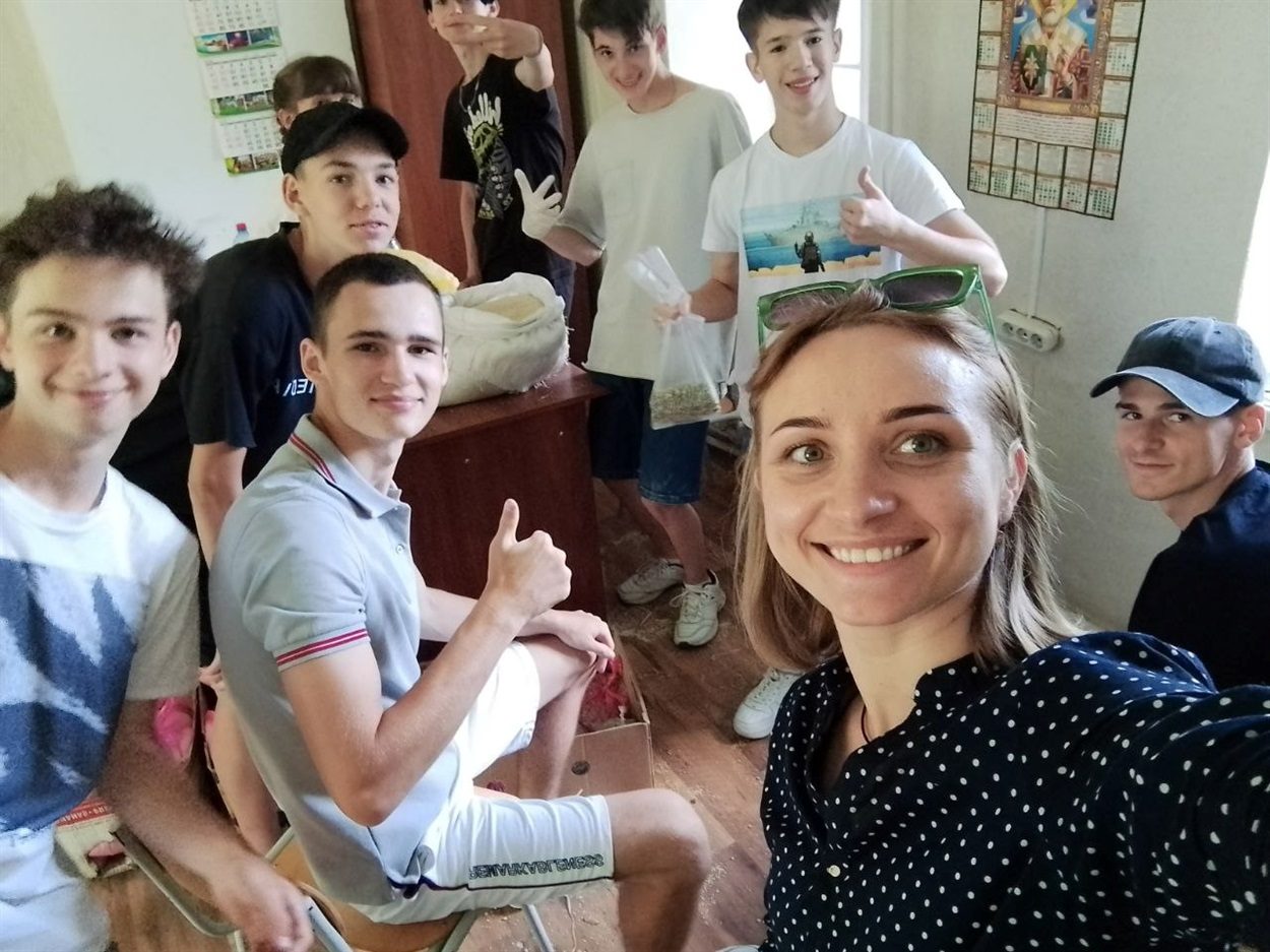 Ірина Бакал, керівниця КП "Родинне коло" разом з учасниками Молодіжної ради збирає продуктові набори для переселенців