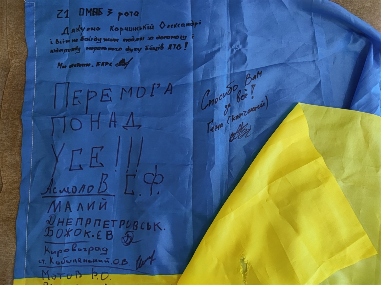 Прапор з передової - найцінніший подарунок для волонтерки з Маяк