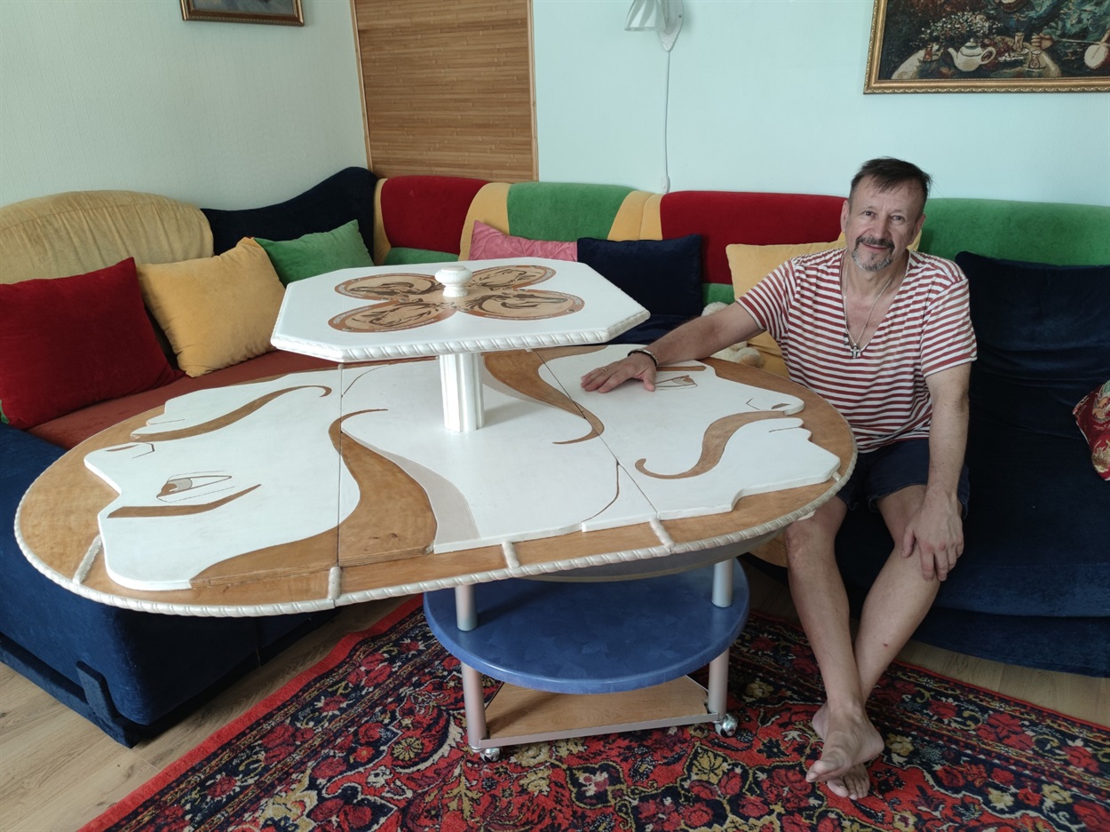 Андрій Артюшенко за столом, який розробив сам