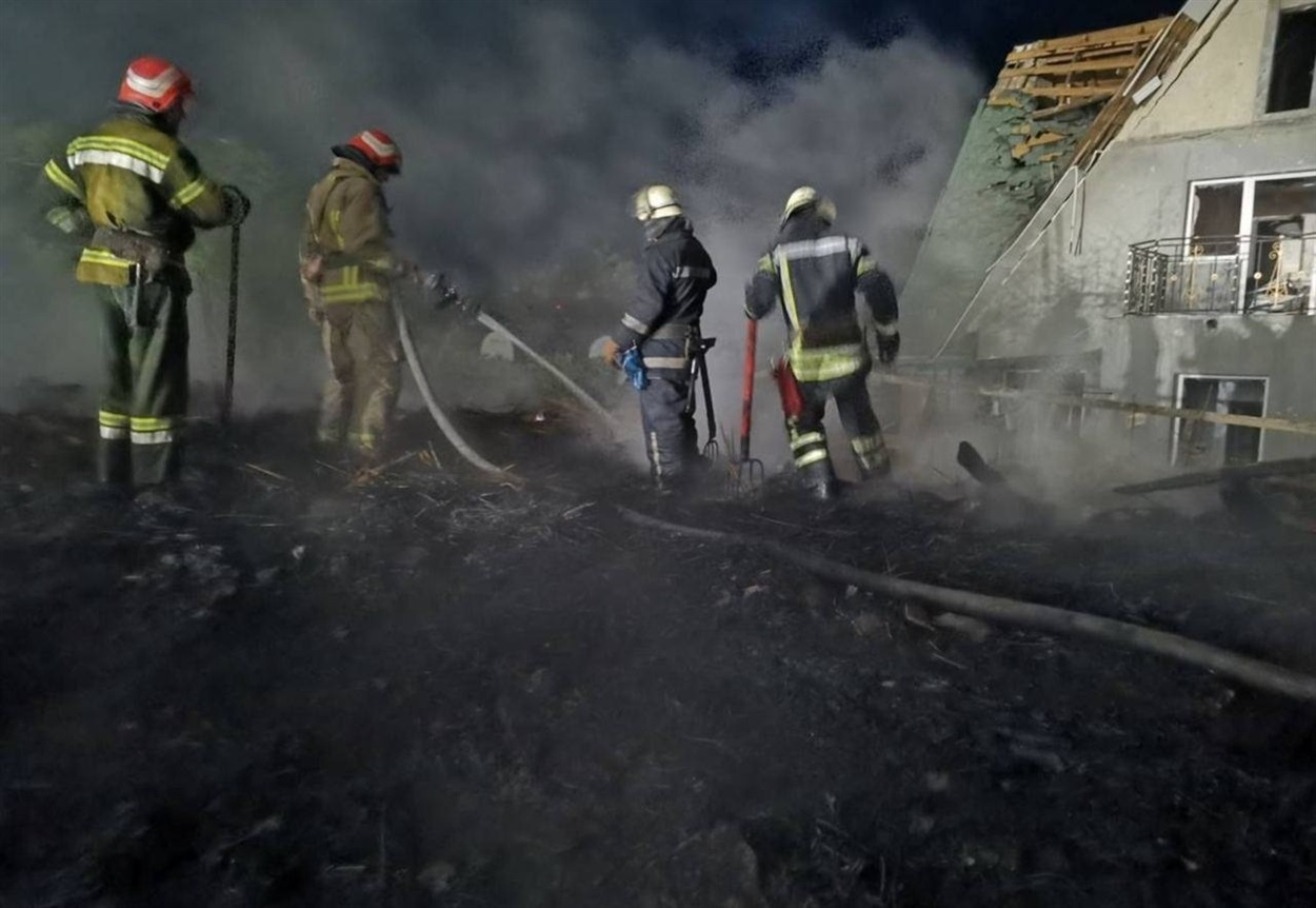Рятувальники під час гасіння пожежі на місці ракетного удару село Маяки
