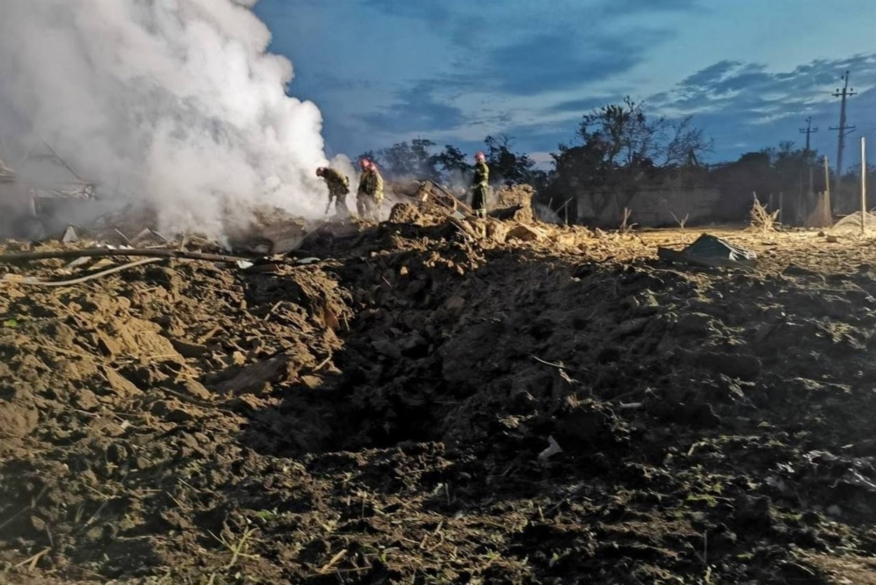Рятувальники під час гасіння пожежі на місці ракетного удару село Маяки